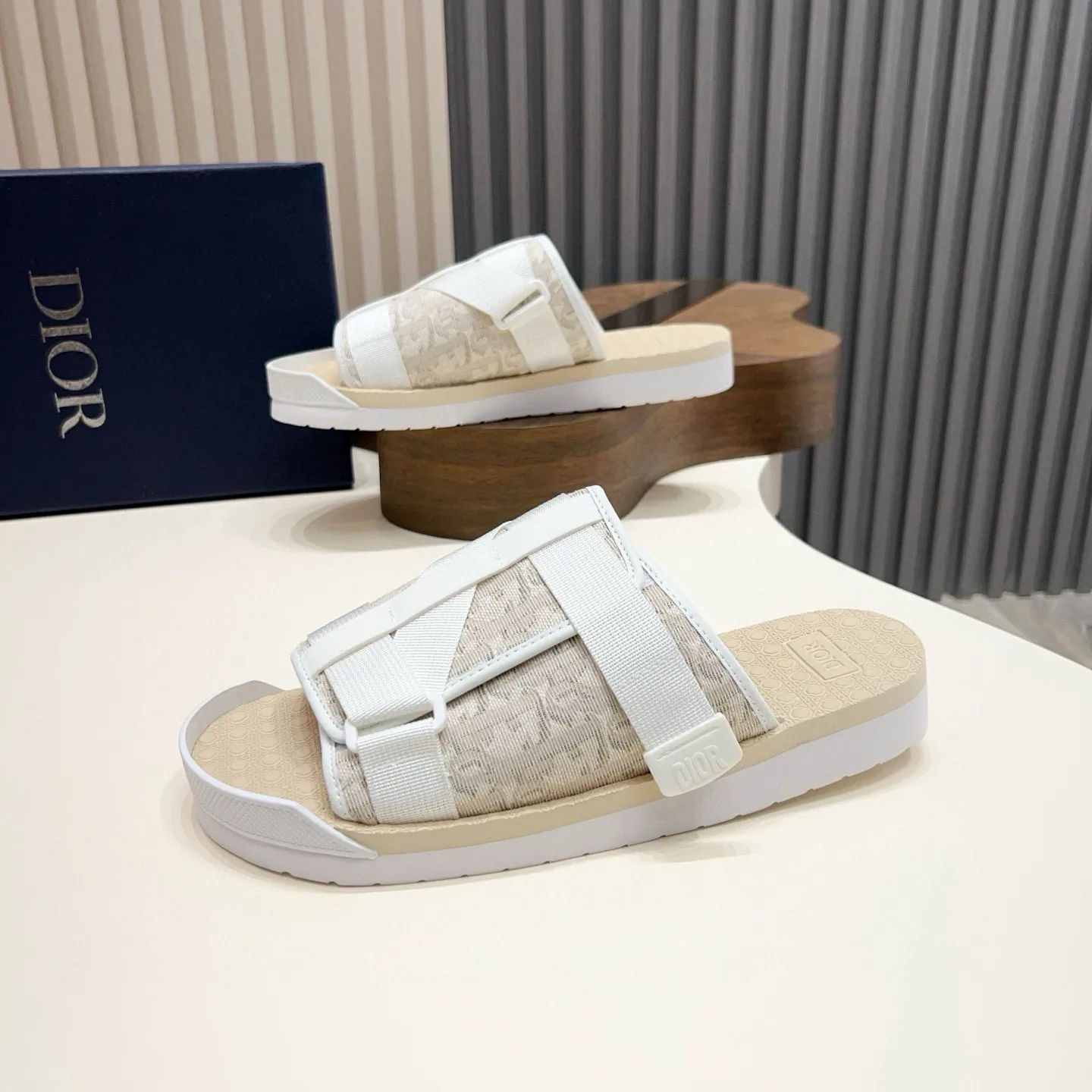 Factory price: 280💰Dior Alias ​​men's leather slippers. This Alias ​​sandal is a new summer product, showing a casual and elegant style. Carefully crafted from grained cow leather and Oblique printed fabric, with cowhide lining! Cross-strap design with metal-clad brass CD Diamond logo. The imported cowhide leather and rubber sole adds sophistication and comfort, while Oblique print-effect anti-slip panels add style. Size: 38-44 (45 customized)